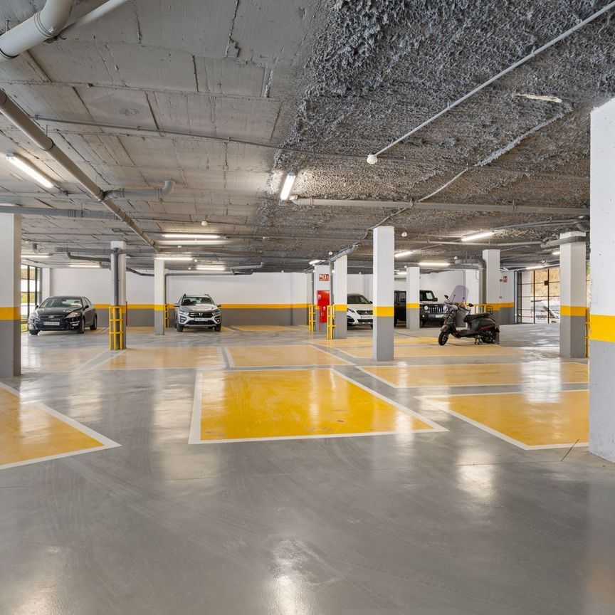 Middle Floor Apartment in Estepona - Photo 1