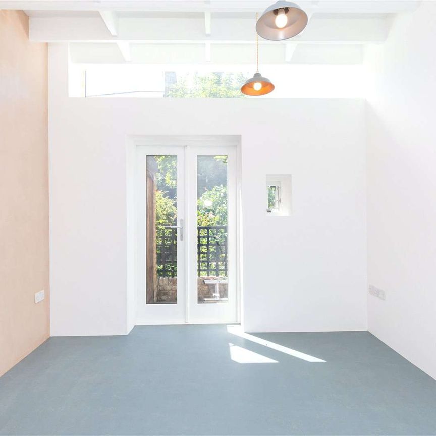 An unique and unusual two bedroom property close to Regents Canal in Islington. - Photo 1