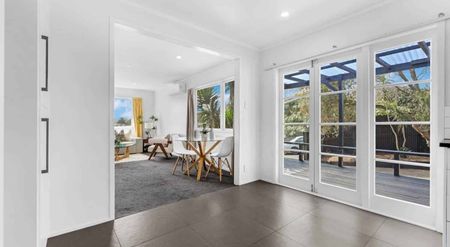 Renovated 5-bed Home - Photo 2