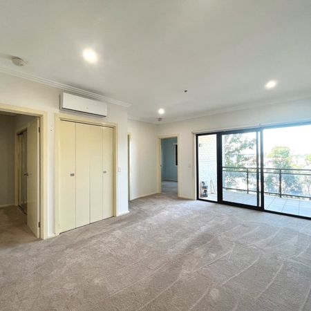 Spacious Two Bedroom Apartment in Great Location - Photo 3