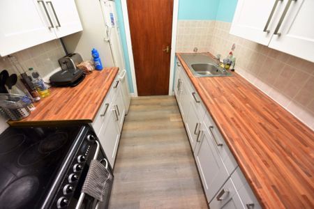 3 bedroom Flat in Hollybank, Leeds - Photo 5