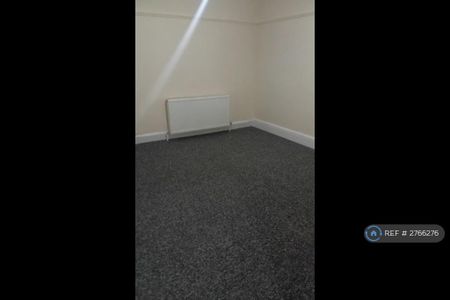 3 bedroom flat to rent - Photo 5