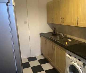 Room in a Shared Flat, Chilcombe House, SW15 - Photo 3