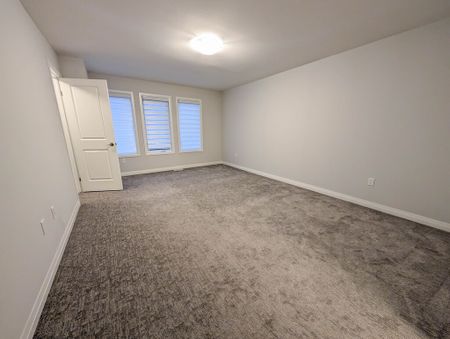 3 Bedroom Townhouse in Niagara Falls! - Photo 2