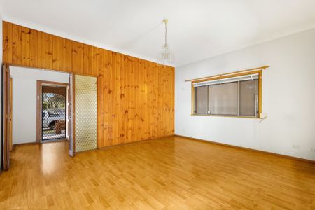 Large family home in a peaceful setting - Photo 2