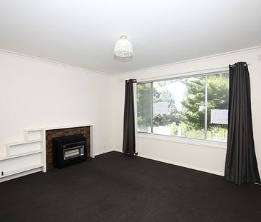 2/4 Rosebank Avenue, Strathmore VIC 3041 - Photo 2