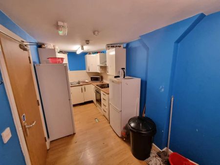 1 bedroom in a flat share to rent - Photo 5