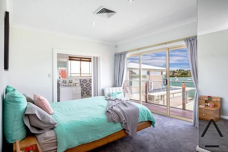 Spectacular Water Views in a Prestigious Location - Photo 5