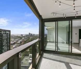 Sky high living with breathtaking views 2 bedroom plus study apartment - Photo 5