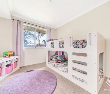 Large yard with low maintenance - Photo 6