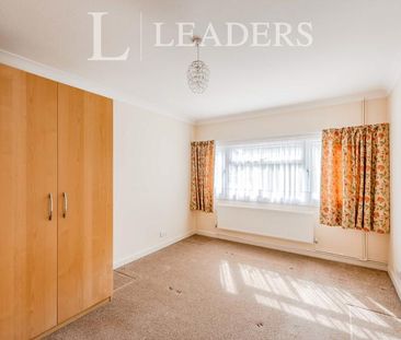 3 bedroom bungalow to rent Oliver Road, Horsham, West Sussex, RH12 - Photo 4