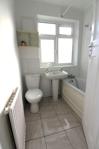3 bedroom end of terrace house to rent - Photo 3