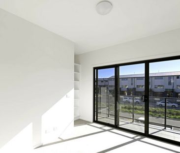 Modern Three Bedroom Townhouse - Photo 2