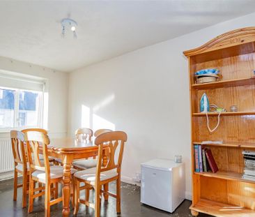 3 bedroom flat to rent - Photo 4