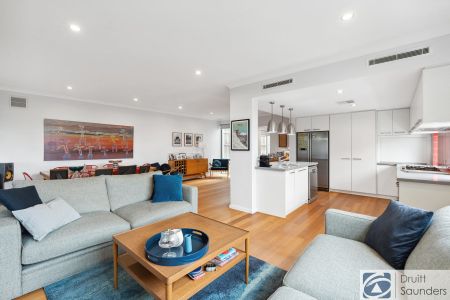 Designer family home in sought after location HOME OPEN TUESDAY 25 AUGUST AT 10.15AM SHARP! - Photo 3