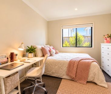 MODERN TOWNHOUSE LIVING IN A CONVENIENT LOCATION - Photo 4