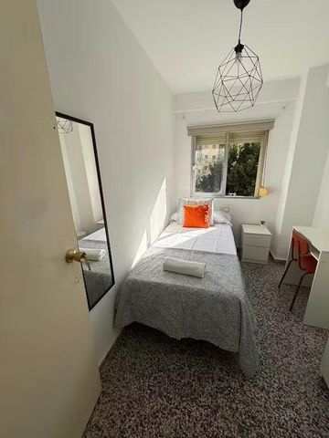 Avenida Antonio Gaudi, Málaga, Andalusia 29004 - Photo 2