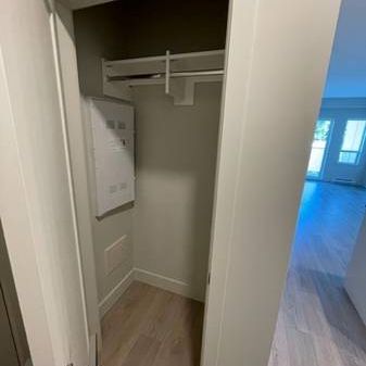 Bright 1BR/In suite laundry/SS appliances/Vinyl flooring/No pets - Photo 4