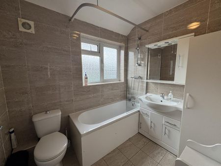 3 bedroom flat to rent - Photo 3