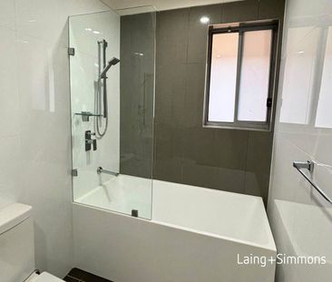 Modern four-bedroom townhouse in sought-after location - Photo 2