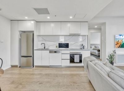 Discover comfortable, low-maintenance city living in this modern 1-bedroom apartment. - Photo 4