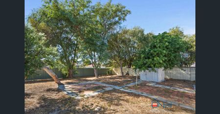 KELMSCOTT - 3x1 - TIDY HOME WITH LARGE BACKYARD - Photo 5