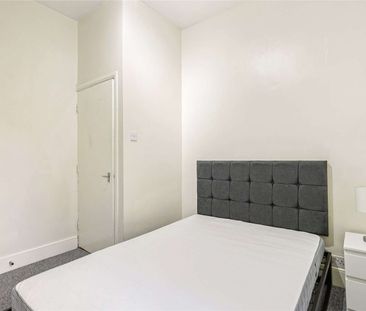 A spacious one double bedroom apartment with open plan kitchen/rece... - Photo 6