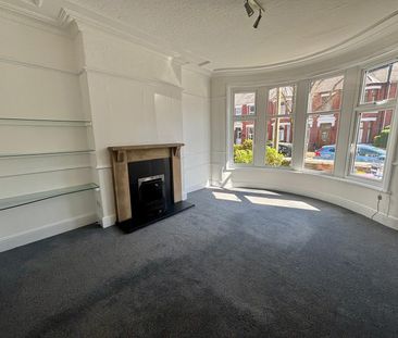 A three bedroom Mid Terraced House - Photo 1