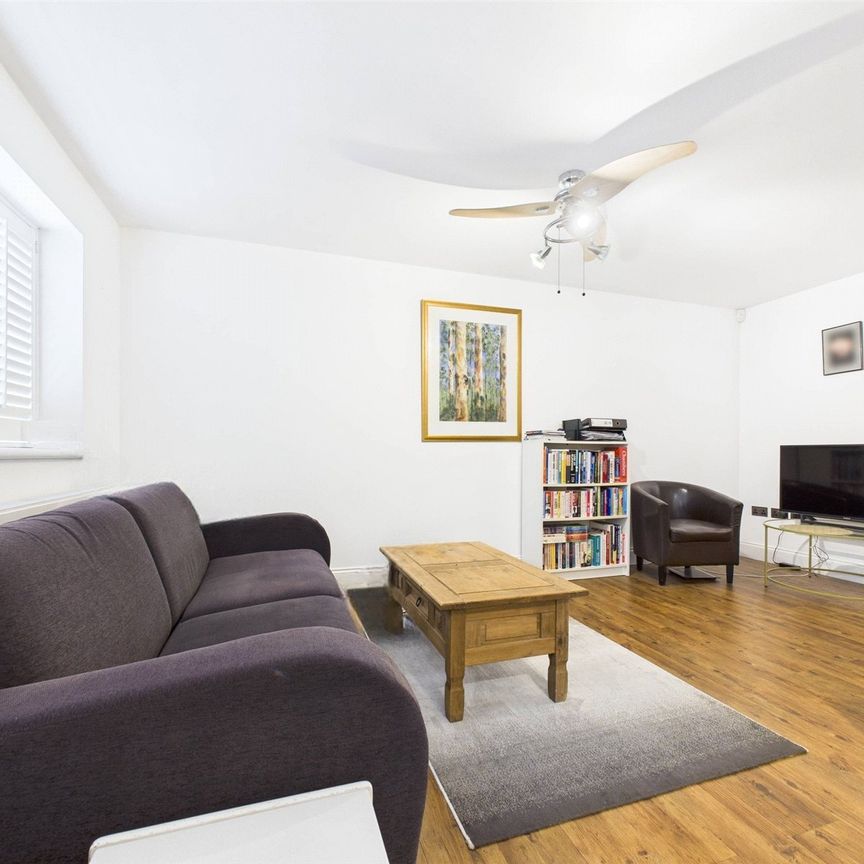 Staines Road East, Sunbury-On-Thames, TW16 - Photo 1