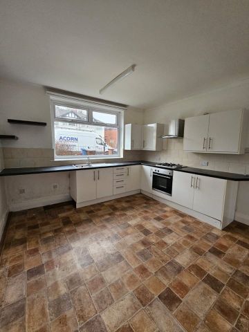 2 Bed Flat, Moorside Road, M7 - Photo 2