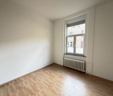 A bright living room - Photo 2