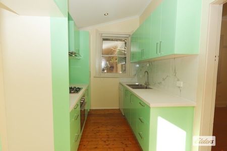Comfortable 4 Bedroom Family Home - Photo 4