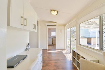 BEAUTIFUL FAMILY HOME IN NORTH TAMWORTH IN QUIET STREET - Photo 3