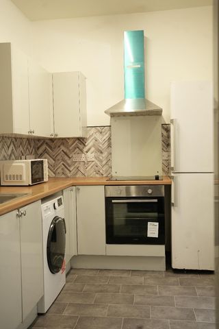 Room in a Shared House, Cheetham Hill Road, M8 - Photo 4