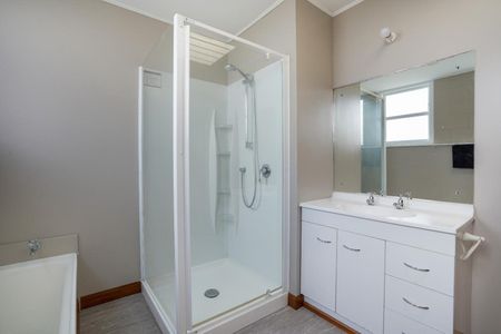 Three bedroom low-maintenance home - Photo 4