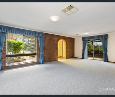 Charming 3 x 2 Family Home in Prime Woodlands Location Location, comfort and lifestyle - Photo 2