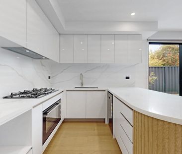 Brand New, Stylish Front Townhouse in a Superb Location - Photo 3