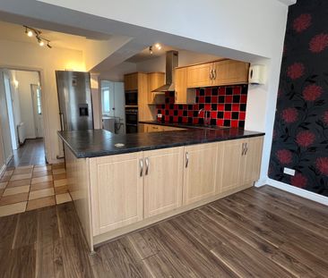 3 Bed Detached House, Pendragon Road, B42 - Photo 3