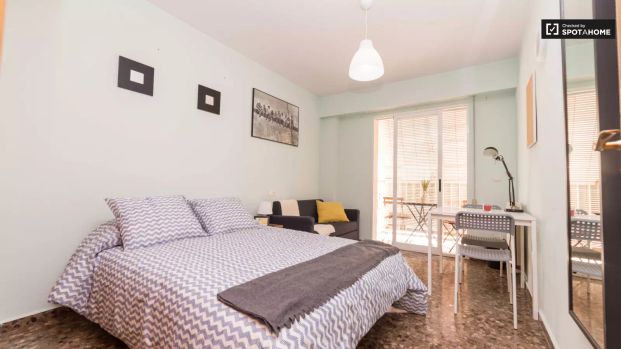 Room in a shared 5-bedroom apartment for rent in Penya-Roja. - Photo 1