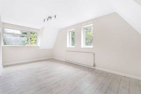 A four bedroom detached family home in a cul-de-sac location. - Photo 4