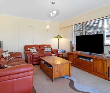 Two bedroom house with a private backyard - Photo 2