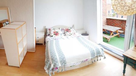 1 bedroom in a flat share to rent - Photo 3