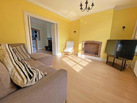 3 bedroom Semi-detached house to rent - Photo 2