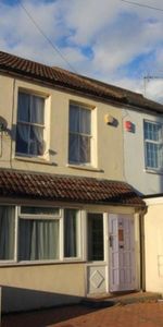 4 bedroom semi-detached house to rent - Photo 4