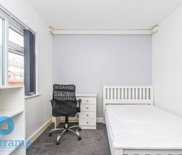 References Pending - 6 bed Semi-Detached House - Photo 2