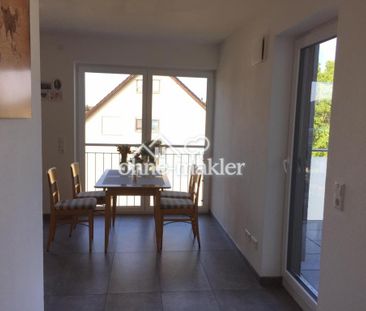 Schöne Dachgeschosswohnung mit einer großen Terasse und Bergsicht - Photo 3