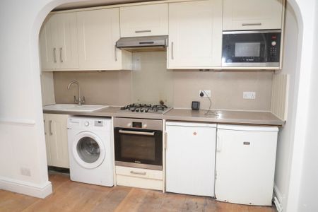 Guide Price £1,700 pcm - Available Now - Unfurnished - Photo 2