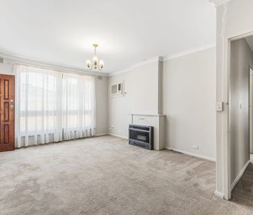 Spacious & Well-Located Unit in Sought-After Kensington Gardens - Photo 2