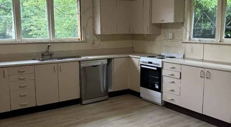 Three bedroom home, available now! - Photo 3