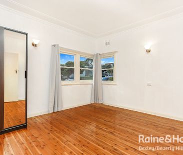 Charming 2-Bedroom Flat in Prime Kingsgrove Location - Photo 2